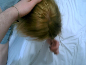 Дрочит рукой