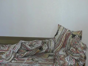 Старик трахает молодую шлюху на кровати и снимает на домашний секс