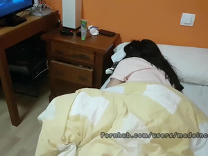 Чувак долбит длинноногую телку в пизду