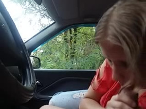 Минетик в машине от неверной супруги