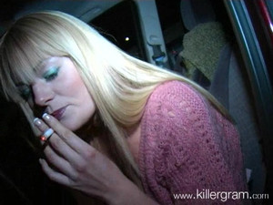 Светловолосая шмара отсосала пенис незнакомца на улице