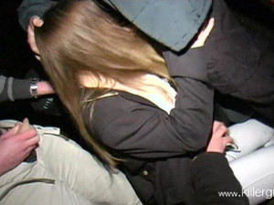 Белокурая давалка балует себя большим количеством кончи