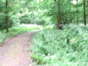 Бойфренд чпокает по собачьи в лесу дешёвую шлюху