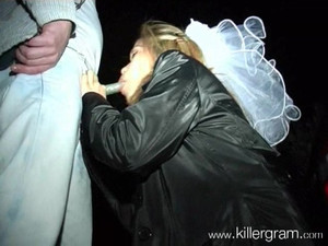 Куртизанка умело посасывает много членов стоя на коленях