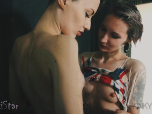 Татуированные лесбиянки сосутся в душе