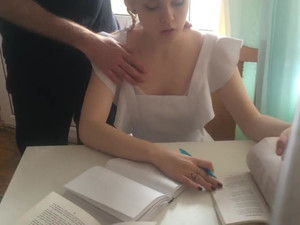 Отчим трахнул симпатичную падчерицу, чтобы отвлечь ее от уроков