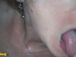 Чувак записывает видео, как красотка делает ему минет, а затем снимает момент, когда она глотает его сперму