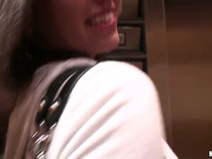 Минет за рулем! Подруга сосет в машине, не желая ждать приезда домой